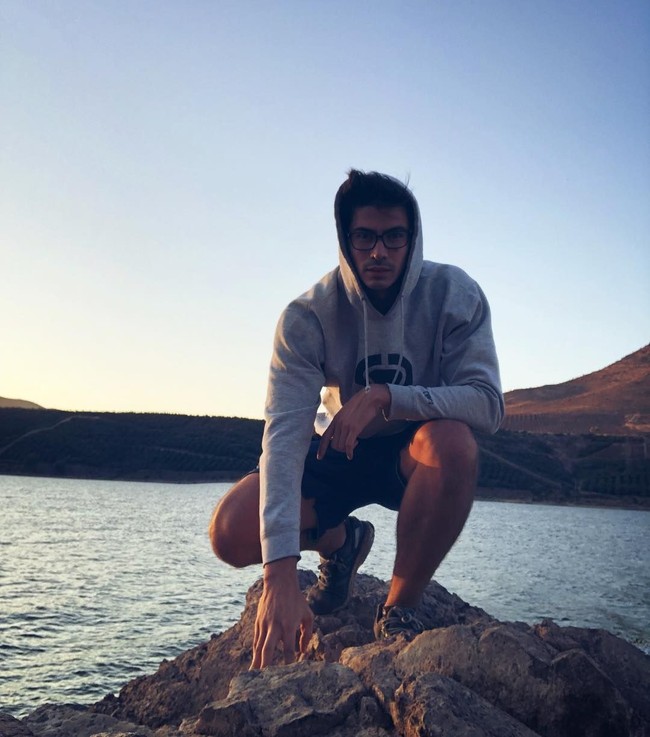 Gaya kasual Felipe saat mengenakan hoodie jumper abu-abu yang terlihat memesona. Foto: Facebook