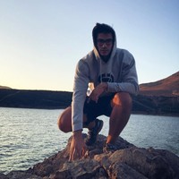 Gaya kasual Felipe saat mengenakan hoodie jumper abu-abu yang terlihat memesona. Foto: Facebook