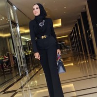 Shinta Bachir tampil formal dengan setelan bergaris tegas dalam warna hitam. Tambahan belt berlogo Hermes emas di pinggang tidak hanya mempertegas siluet pinggang tapi membuat padanan serba hitam tak terkesan monoton. Foto: Dok. Instagram/Shinta Bachir