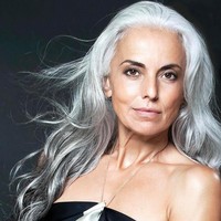 Yasmina Rossi adalah model berusia 63 tahun asal Prancis yang dikenal awet muda. Ia pun masih eksis sebagai model bikini. Untuk menjaga penampilan, Yasmina mengandalkan pola makan sehat. Dilansir Brightside, Yasmina telah mengonsumi makanan organik sejak lama bahkan sebelum jadi tren. Ia pun banyak menggunakan minyak-minyak alami untuk kecantikan rambut dan kulit. Foto: Instagram