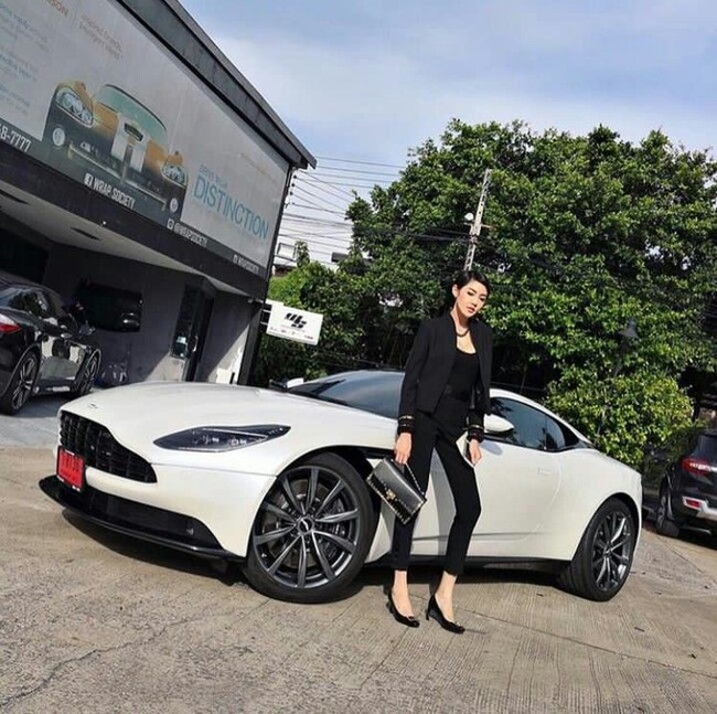 Bisa jadi masalah tersebut yang jadi pemicu untuk mengakhiri hidupnya. Di media sosial, Kae menunjukkan hidup hedonnya. Datang ke party hingga menggunakan mobil mewah. Foto: Instagram (@kae_laprim)