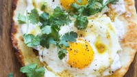 Telor mata sapi bisa ditaruh di atas roti pita dengan olesan mayonnaise dan taburan daun ketumbar. Foto : Instagram @topfoodblogs