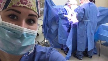 Ponsel si pasien diserahkan ke perawat dan hasilnya, ada foto ini. Foto: boredpanda