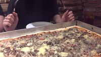 Duh, pizzanya gede banget! Kira-kira itu dihabiskan olehnya sendiri atau nggak, ya? Foto: Instagram rianarizki