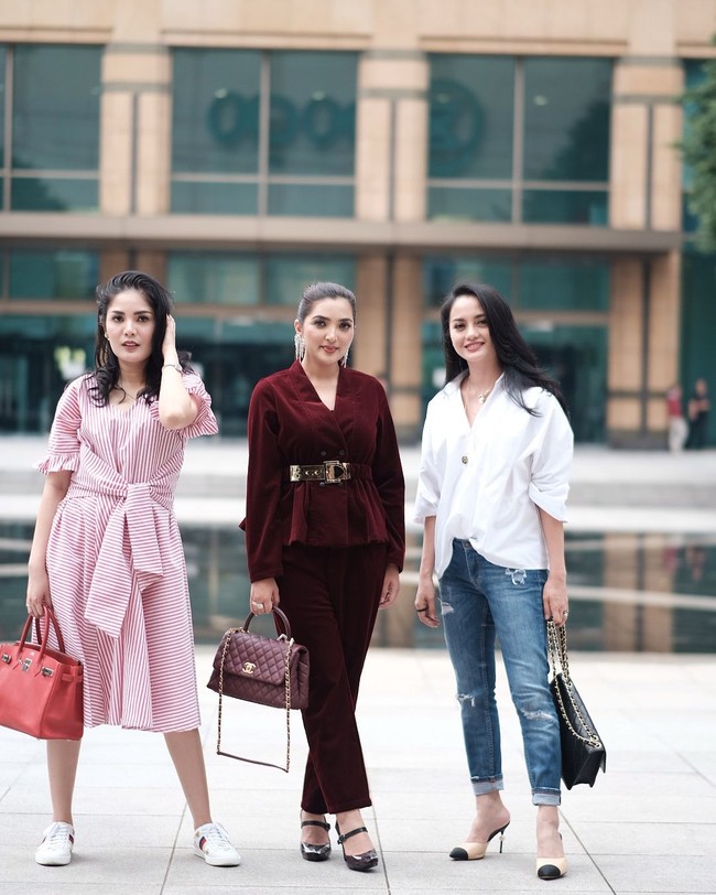 Bergaya stylish, Ashanty tampil tak kalah mewah dari dua sahabatnya Nindy dan Ririn Ekawati. Istri Anang Hermansyah itu menenteng flap bag Chanel seharga US$ 4.000 atau sekitar Rp 59,5 juta. Foto: Instagram @ashanty_ash