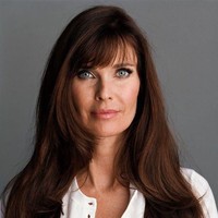 Carol Alt juga merupakan seorang model dan aktris. Di usianya yang ke 59 tahun, penampilan Carol tentu mempesona. Mengenai rahasia kecantikan, Carol mengaku tidak memiliki trik khusus. Namun untuk menjaga bentuk tubuh, Carol mengongsumi makanan-makanan organik yang tidak dimasak atau diproses lama. Foto: Instagram