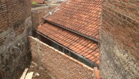 Saat itu, di depan dan samping rumahnya masih tanah kosong yang sekaligus akses jalan menuju ke rumahnya. Namun pada 2016, kata Eko, ada warga datang membeli tanah yang berada di depan rumah Eko.
