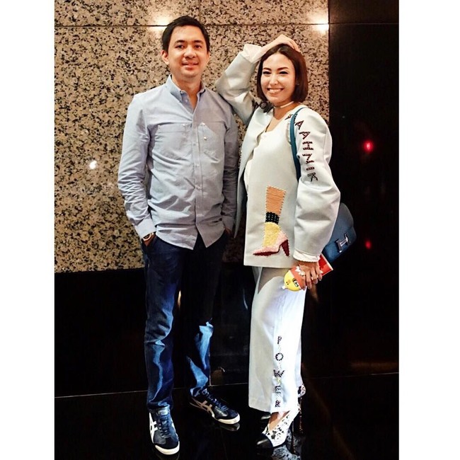 Presenter Ayu Dewi menikah dengan Regi Datau, yang merupakan pengusaha di beberapa perusahaan industri. Keduanya dikaruniai seorang putri. Ayu pun kerap tampil dengan busana mewah. Salah satunya ketika ia bergaya dengan tas Hermes warna hitam ini. Foto: Instagram