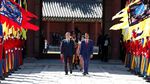 Momen Jokowi Disambut Bak Raja Korea di Istana Changdeokgung