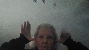 Ponsel ditinggal sesaat di rumah akhirnya jadi mainan nenek. Foto: boredpanda