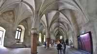Bahkan masyarakat Rumania juga percaya bahwa kastil ini adalah tempat tinggal dan asal muasal dari Drakula. (Muzeul Castelul Corvinilor)