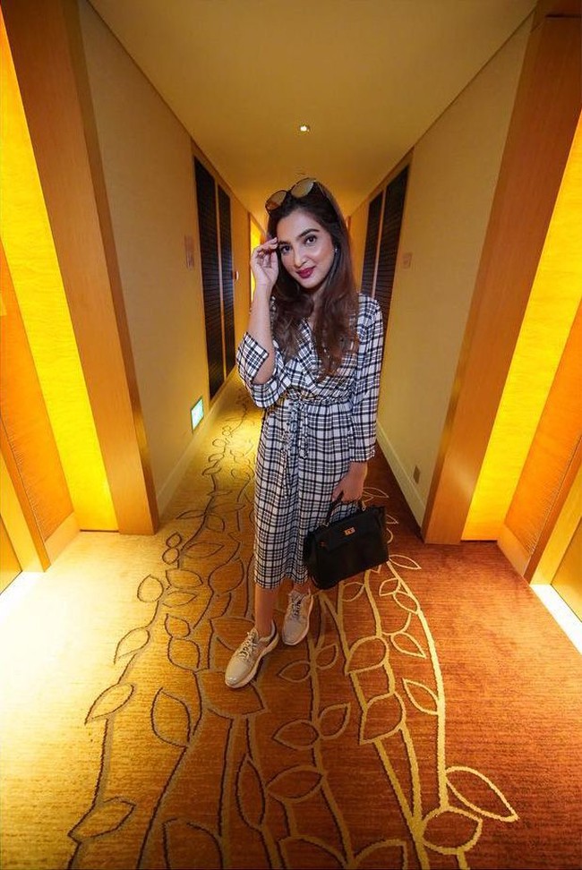 Bergaya #ootd dengan dress kotak-kotak dan sepatu Fendi, Ashanty tampak menenteng tas Hermes Kelly seharga Rp 250 jutaan. Foto: Instagram @ashanty_ash