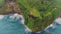 Geopark Gunung Sewu telah diakui sebagai UNESCO Global Geoparks sejak tahun 2015. Letaknya membentang di antara tiga kabupaten, yakni Gunungkidul, Wonogiri, dan Pacitan. Geopark Gunung Sewu menyimpan kekayaan arkeologis warisan budaya manusia masa lalu. dok. Youtube/BADAN GEOLOGI INDONESIA.