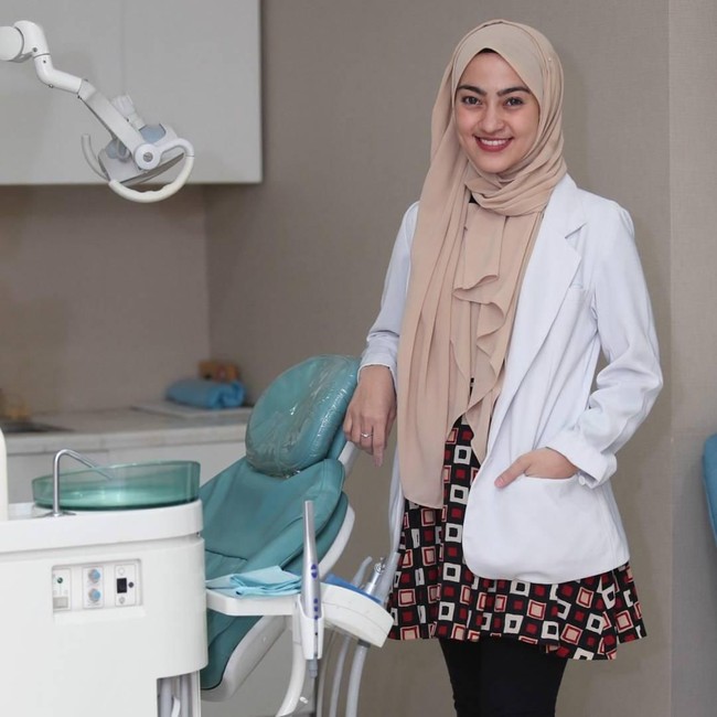 Perkenalkan dokter gigi berparas cantik ini bernama Sarah Gardie. Dokter berhijab ini memiliki klinik gigi di kawasan Kebon Jeruk, Jakarta Barat. Foto: Instagram@sarahgadrie