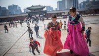 Istana Gyeongbokgung atau dikenal juga dengan Gyeongbok Palace merupakan salah satu dari 5 istana kerajaan Dinasti Joseon yang terletak di Seoul utara, Korea Selatan. Jean Chung/Getty Images.