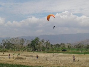 Selain Wisata Baru, Dana Desa di Tatung Hasilkan Atlet Paralayang