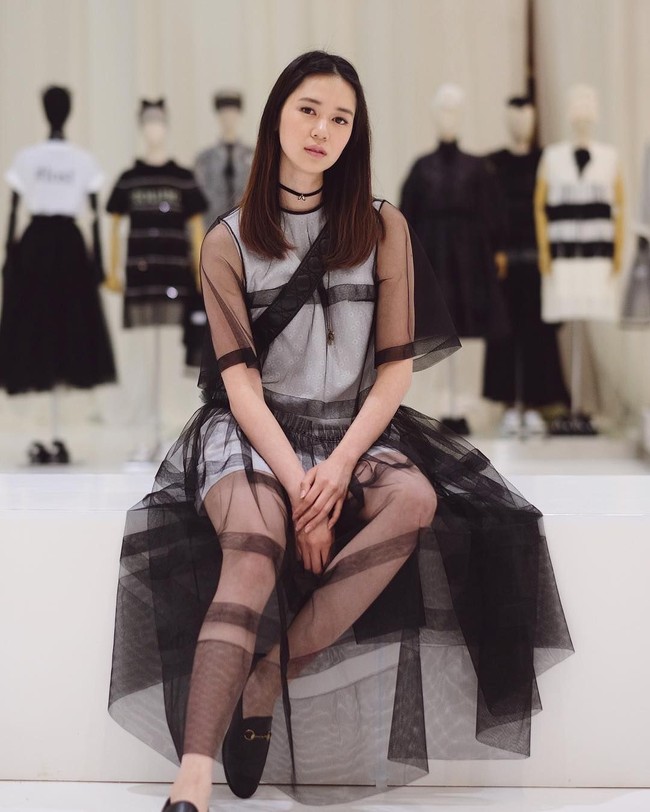 Model dan aktris Laura Basuki menikah dengan Leo Sanjaya pada 2011. Leo merupakan salah satu petinggi brand jeans ternama Lea, dan dari pernikahan mereka, dikaruniai seorang putra. Ini penampilan Laura yang feminin sekaligus edgy dengan gaun mesh rancangan desainer ternama Didi Budiardjo. Foto: Instagram