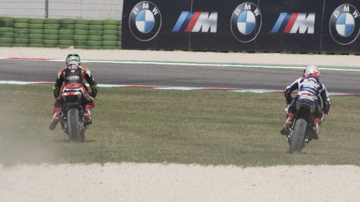 Insiden Stefano Manzi dengan Romano Fenati di Misano, yang berujung pada aksi tekan rem motor lawan dalam kecepatan tinggi (Foto: Mirco Lazzari gp/Getty Images) Insiden Stefano Manzi dengan Romano Fenati di Misano, yang berujung pada aksi tekan rem motor lawan dalam kecepatan tinggi (Foto: Mirco Lazzari gp/Getty Images)