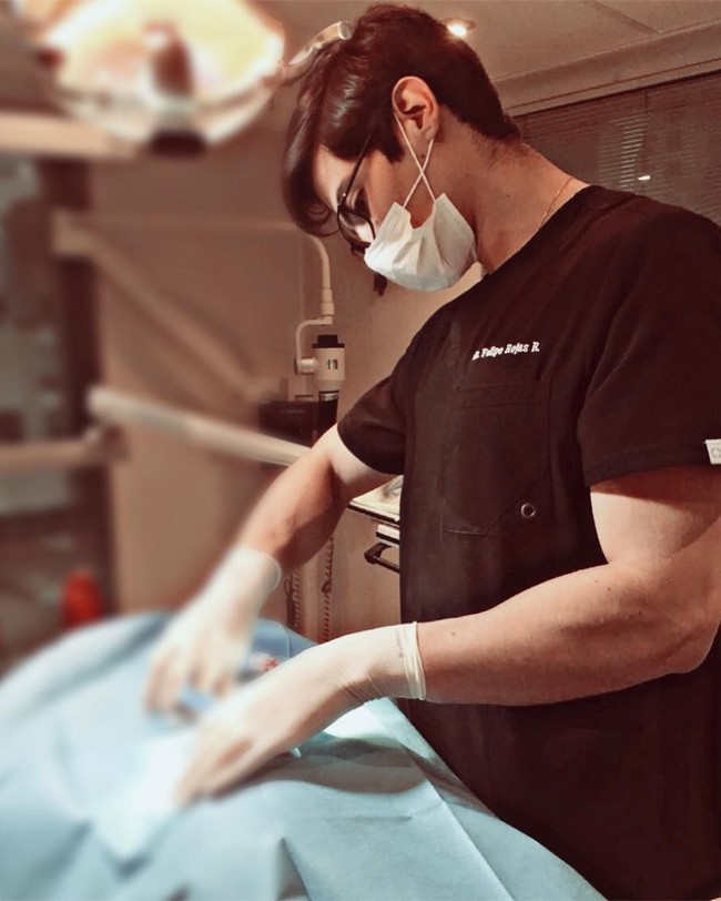 Pria berusia 24 tahun ini memiliki klinik sendiri yang diberi nama Clinica I-Dent. Kliniknya tersebut pun kerap dijadikan sebagai tempat sosial bagi mereka yang kurang mampu untuk melakukan pemeriksaan gigi. Foto: Facebook