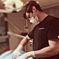 Pria berusia 24 tahun ini memiliki klinik sendiri yang diberi nama Clinica I-Dent. Kliniknya tersebut pun kerap dijadikan sebagai tempat sosial bagi mereka yang kurang mampu untuk melakukan pemeriksaan gigi. Foto: Facebook