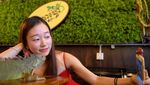 Foto: Selfie Bareng Ular & Kalajengking di Kafe Ini, Berani?