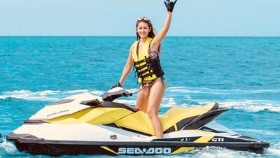 Foto: Aksi Menantang Maria Selena Main Jet Ski