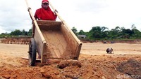Ibu-ibu pun ikut membantu proyek perluasan bandara.
