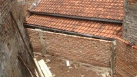 Di tahun yang sama, pembeli tanah di samping dan depan rumah Eko mulai membangun rumah. Otomatis, pembangunan itu membuat Eko rumah Eko terkepung.