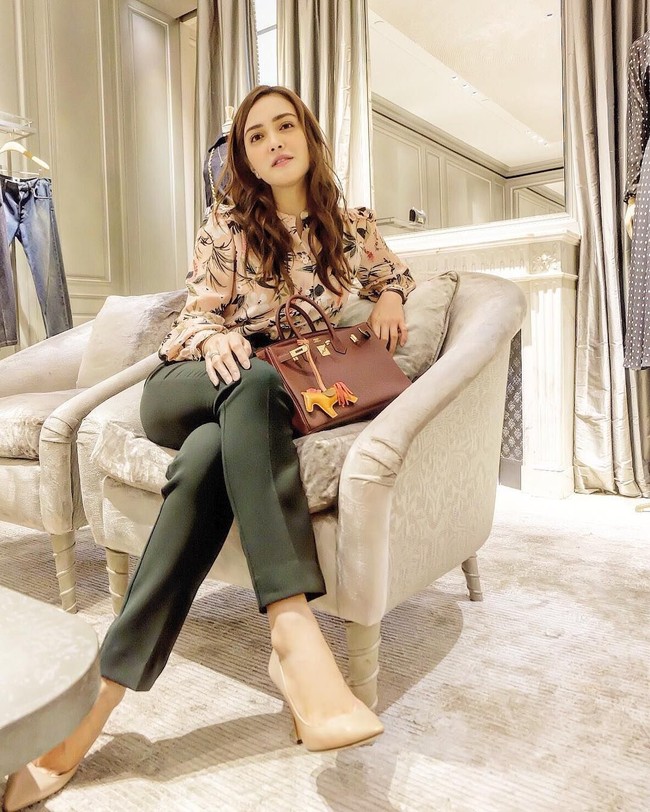 Shandy Aulia menikah dengan David Herbowo pada 2011. David merupakan pengusaha kaya berdarah Tionghoa. Shandy sendiri sebenarnya juga sukses dengan usaha kecantikan dan fashion-nya. Shandy memiliki gaya busana unik. Feminin dan chic, dengan sentuhan preppy. Ini gaya stylish Shandy berbalut blouse dan kemeja, yang dilengkapi tas Hermes Birkin. Foto: Instagram