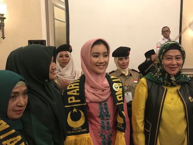 Sebagai istri dari pria yang menjabat Ketua Umum Partai Bulan Bintang (PBB), Rika pun kerap mendampingi sang suami. Ketika melakukan hal itu, dia selalu tampil menawan dengan atasan baju kurung, rok dan kerudung. Foto: Twitter