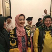 Sebagai istri dari pria yang menjabat Ketua Umum Partai Bulan Bintang (PBB), Rika pun kerap mendampingi sang suami. Ketika melakukan hal itu, dia selalu tampil menawan dengan atasan baju kurung, rok dan kerudung. Foto: Twitter