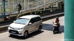 Ogah Naik JPO, Warga Nekat Menyeberang di Jalan