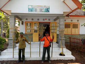 Bersenjatakan Gepyok, Satgas Ini Akan Padamkan Kebakaran Gunung Wilis
