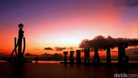 Landmark Ternate in pun tak kalah menariknya untuk menjadi salah satu spot foto yang wajib kamu lakukan bila berkunjung ke Ternate. Terlebih saat matahari terbenam. Indah kan?