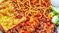  Siapa tak tergoda mie yamin di RM Akoen Kebon Jeruk ini? @misscarolinebong menikmatinya dengan pangsit goreng, limpahan daging ayam plus sambal. Foto: Instagram