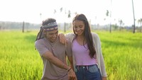 Tak hanya pantai, Aurora juga main ke sawah lho! (auroraribero/Instagram)