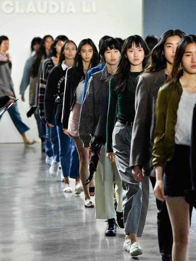 Claudia sengaja memilih model dari Asia untuk mempertegas karakteristik Asia yang begitu beragam. Masyarakat mulai menyadari bahwa Asia sangat beragam, bukan cuma satu perspektif kecantikan, kata perempuan yang besar di Selandia Baru itu. (Foto: Frazer Harrison/Getty Images)