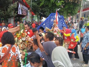Kirab Budaya dan Lepas Ikan di Malam Suro Tugu Suharto Semarang