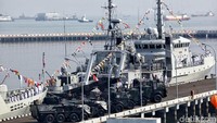 Berbagai alat tempur yang dimiliki oleh TNI AL turut dipamerkan dalam parade tersebut.