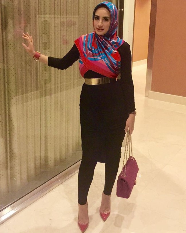 Shinta Bachir memadukan warna fuchsia untuk aksesori yang membuat padanan serba hitamnya tampak mencuri atensi. Foto: Dok. Instagram/Shinta Bachir