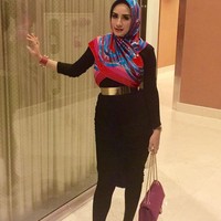 Shinta Bachir memadukan warna fuchsia untuk aksesori yang membuat padanan serba hitamnya tampak mencuri atensi. Foto: Dok. Instagram/Shinta Bachir