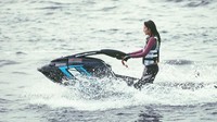Tidak sembarang orang bisa main jet ski. Hanya yang punya nyali lebih yang mampu menggeber jet ski menerabas lautan. (Instagram/@mariaselena_)