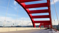 Jembatan ini sendiri terdiri dari dua bentang utama dengan pelengkung baja. Masing-masing panjang bentangan 150 m, tinggi 20 m, dan berat 2.000 ton. Semua itu juga sudah rapi dikerjakan.