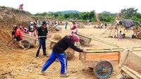 Dengan menggunakan gerobak kayu ratusan warga mengais rezeki mengerjakan penimbunan untuk perpanjangan landasan pacu.