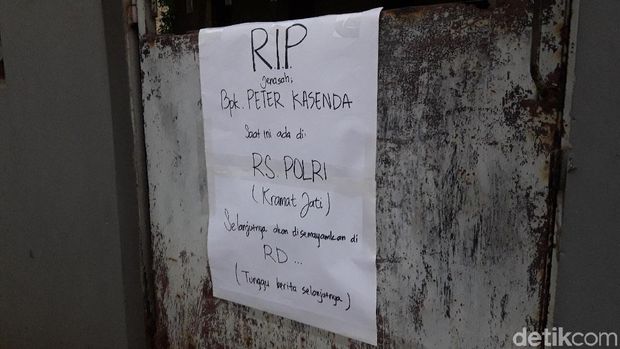 Pemberitahuan yang ditempelkan di kediaman Peter Kasenda