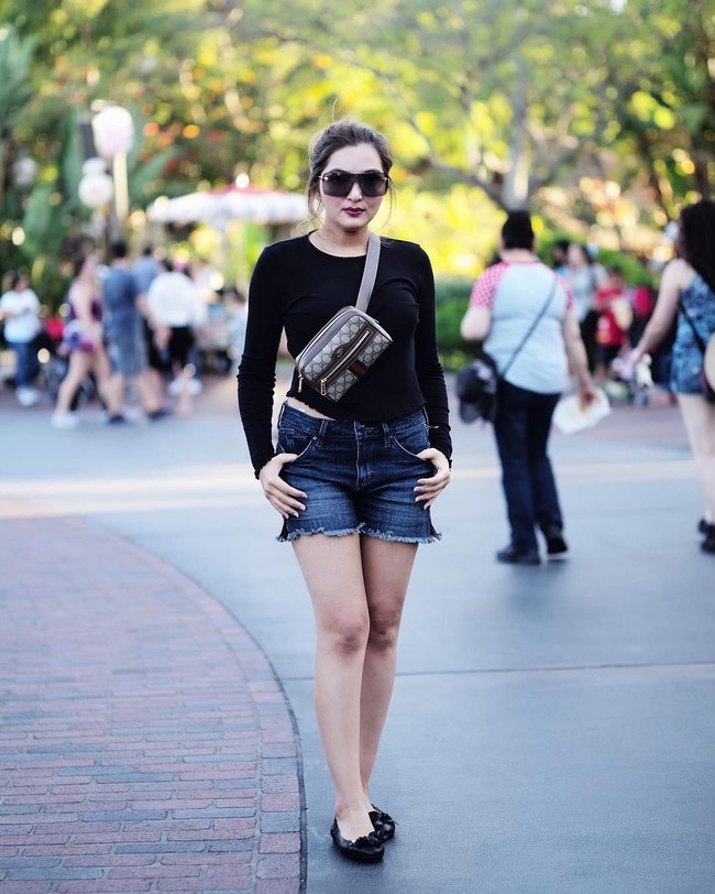 Saat liburan ke Disneyland, California, Ashanty yang baru saja lulus S-2 jurusan bisnis itu bergaya kekinian dengan belt bag yang tengah tren. Ashanty memakai Gucci Ophidia GG Supreme belt bag seharga US$ 1.100 atau sekitar Rp 16 jutaan. Foto: Instagram @ashanty_ash