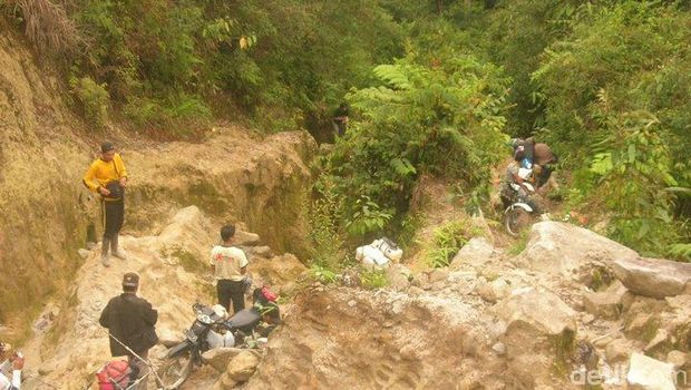 Warga gotong royong bangun landasan pacu Bandara Rampi 