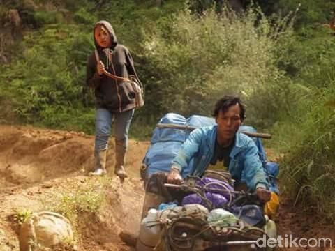 Warga gotong royong bangun landasan pacu Bandara Rampi