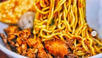 Yang juga populer adalah mie yamin di Bakso Yunus, Tebet. Kalau kata @bakmiclubid, mienya kenyal, daging ayamnya empuk, baksonya maknyus, manis yaminnya juga enak! Foto: Istimewa