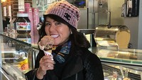 Fifi punya kebiasaan unik yakni makan es krim saat musim dingin. My favourite thing to do in winter is eating ice cream. believe it or not make me feel warmer tulisnya. Foto: instagram @fifiletytjahajapurnama